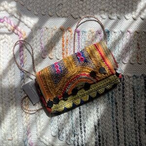 NWT Boutique Boho hippie embroidered clutch/crossbody bag, zipper/snap closure